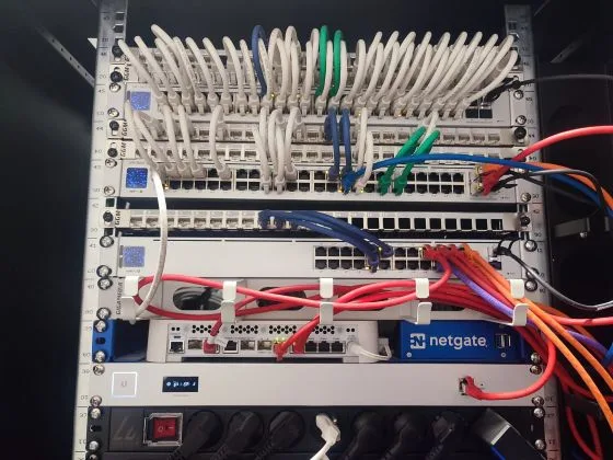 infrastructure IT baie serveur propre